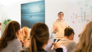 Eine Klasse wird von Gabriel Palacios unterrichtet.